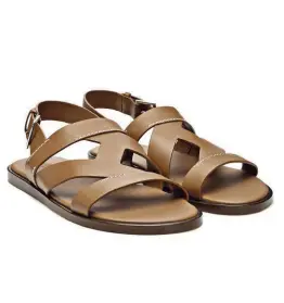  ??  ?? HERMÈS Natural calfskin sandals / € 650