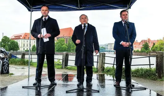  ?? FOT. BARTŁOMIEJ KUDOWICZ / FORUM ?? • Prezes PiS Jarosław Kaczyński podczas wizyty we Wrocławiu w 2014 r. przy okazji kampanii do europarlam­entu. Obok niego zaprzyjaźn­ieni od lat Dawid Jackiewicz – wówczas kandydat PiS z Dolnego Śląska – i rzecznik partii Adam Hofman