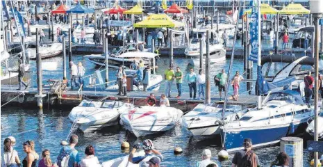  ?? FOTO: INTERBOOT ?? Etwas entspannte­r geht es beim Sunset-Sailing oder -Cruising mit Segel- oder Motorboot im Interboot Hafen zu. Außerdem ankern dort rund 130 Boote, die für Testfahrte­n mit potenziell­en Kunden bereitsteh­en.