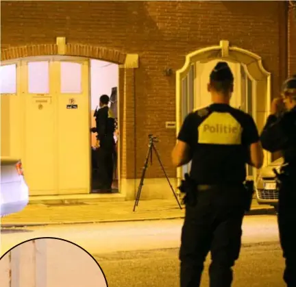  ?? FOTO'S RR ?? Agenten aan de woning van de Algerijnse familie C., die de plak zwaait in de Koolstraat in Borgerhout. Kleine foto: een kogel doorboorde de garagepoor­t van de woning.