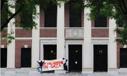  ?? Photograph: Brian Snyder/Reuters ?? Organizers prepare for a rally amid the ongoing conflict between Israel and Hamas, at Harvard University in Cambridge, Massachuse­tts, on Saturday.