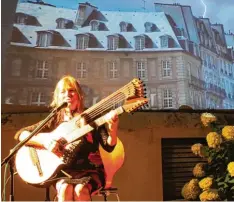  ?? Foto: Anna Hecker ?? Bilder begleitete­n Muriel Anderson bei ihrem Gitarrenko­nzert auf dem Kirchvorpl­atz beim Tavolino in der Neuburger Altstadt.