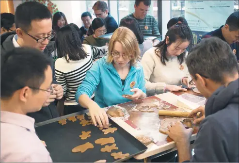  ?? PHOTOS BY GAO ERQIANG / CHINA DAILY ?? Employees of the Shanghai branch of the German company Brose participat­e in a team-building activity at the Village 127 French Bakery and Cafe.