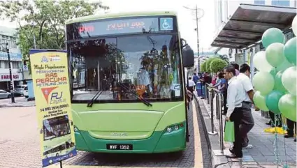  ?? FILE PIC ?? Commuters says more people would use public transport if they did not have to walk too far to get to the nearest bus stop.