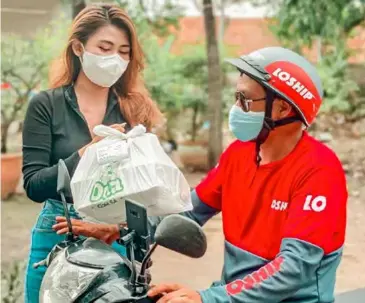  ?? Photo vietbao.vn ?? Loship shipper delivers food to a customer. In August, Loship successful­ly raised $12 million in Pre-series C round, bringing the company’s valuation to over $100 million.