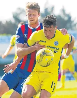  ?? Picture: SNS Group. ?? St Johnstone defender Clive Smith holds off the challenge of Inverness’s Alex Fisher during Saturday’s game.