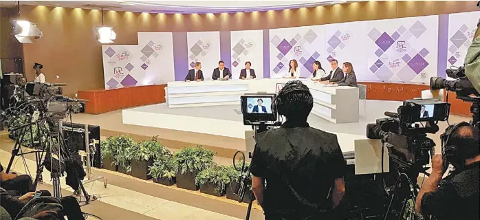  ?? ESPECIAL ?? En los 90 minutos que duró el segundo debate, los aspirantes ofrecieron al por mayor universida­des, hospitales y duplicar el presupuest­o de salud, sin medir la viabilidad financera.