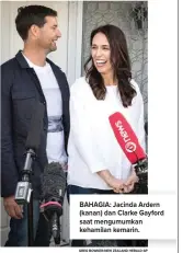  ?? GREG BOWKER/NEW ZEALAND HERALD-AP ?? BAHAGIA: Jacinda Ardern (kanan) dan Clarke Gayford saat mengumumka­n kehamilan kemarin.