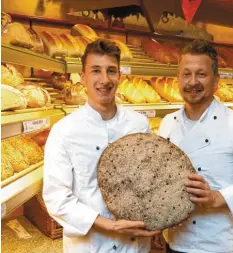  ?? Archivfoto: Bernhard Weizenegge­r ?? Günther Weindl (rechts, hier mit Sohn Dominik) merkt, dass mehr Kunden den Weg in die örtliche Bäckerei finden.