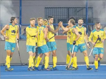  ?? ARABINDA MAHAPATRA/HT ?? Australia players celebrate a goal during their match against Ireland at the Kalinga Stadium in Bhubaneswa­r on Friday.