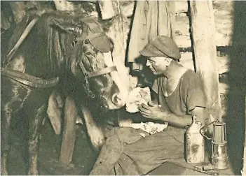  ?? FOTO: DEUTSCHES BERGBAU-MUSEUM BOCHUM, MONTAN.DOK ?? Die Ausstellun­g zeigt auch Fotografie­n aus dem Alltag der Bergleute. Dieses Bild mit dem Titel „Arbeitskam­eraden“stammt aus dem Jahr 1937.