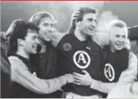  ?? FOTO BELGA ?? Marc Degryse, Kenneth Brylle, Jan Ceulemans en Peter Creve vieren de Brugse stunt in 1987. Camp Nou (grote foto) was vorige week het decor voor het mirakel van Barcelona tegen PSG.