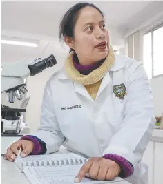  ??  ?? Experta. La Narro trabaja a nivel laboratori­o en el almacenami­ento y conservaci­ón de semillas; llegan a estar en almacén hasta 10 años. Adriana Antonio Bautista es una de las impulsoras.