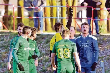  ?? FOTO: N. PRÜMEN ?? Rot für Grefraths Tim Röttgen (rechts), was gleich vier St. Töniser aus nächster Nähe – mit der Nr. 89 Brian Drubel und ganz links Oliver Wersig – mitbekomme­n.