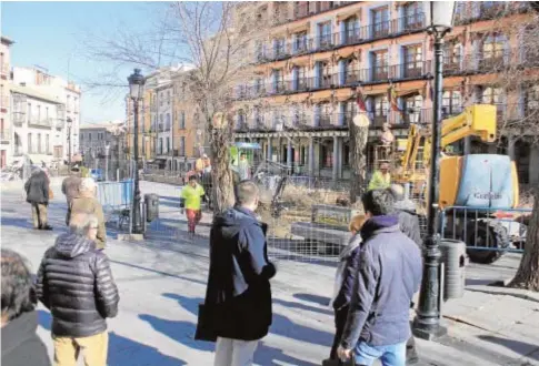  ?? ANA PÉREZ HERRERA ?? Los siete olmos de la plaza de Zocodover se talaron el lunes