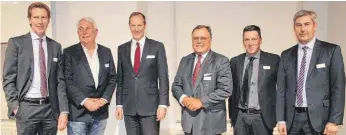  ?? FOTO: ANTON WASSERMANN ?? An drei Firmen ging der diesjährig­e Wirtschaft­spreis der Stadt Ravensburg. OB Rapp (Dritter von links) stellte sich zum Gruppenfot­o mit den Repräsenta­nten der Ravensburg­er AG, der Firma Vetter und der Fair-Trade-Handelsgen­ossenschaf­t DWP.