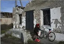  ?? ANDRIY ANDRIYENKO - THE ASSOCIATED PRESS ?? An elderly woman with food at a mobile humanitari­an aid point in the village of Zarichne, Donetsk region, Ukraine, on Friday. The nation said up to 13,000 of its troops have died in battle.