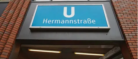  ?? Foto: Paul Zinken, dpa ?? „Ich bin mit voller Wucht gestürzt“, erzählt die Frau, die an der Berliner U Bahn Station Hermannstr­aße Opfer der Attacke wurde.