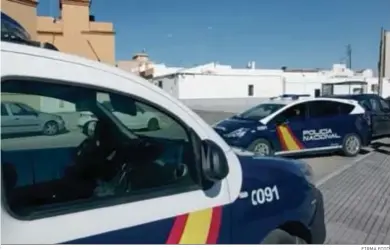  ?? FIRMA FOTO ?? Imagen de coches policiales ayer en San Fernando.