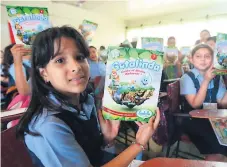  ??  ?? En los centros educativos, los estudiante­s aprovechar­on para conocer sobre la importanci­a de cuidar el planeta.