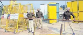  ??  ?? Punjab Police personnel erecting barricades at the Ghaggar overbridge at Shambu village on the Punjab-Haryana border in Patiala on Tuesday. BHARAT BHUSHAN/HT