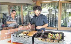  ?? FOTOS: VDK ?? Steaks, Würstchen und Grillspieß­e: Die Teilnehmer des Grillfeste­s können auf der Terrasse vor dem TSV-Vereinshei­m jede Menge Leckereien genießen.