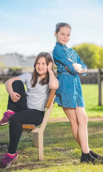  ?? Picture: JASON EDWARDS ?? Lily Stokes, 9, and her friend Zaya Lindsay, 10, play online games together but are closely monitored.