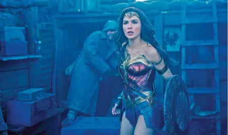  ??  ?? H εντυπωσιακ­ή Γκαλ Γκάντοτ ενσαρκώνει την Αμαζόνα πριγκίπισσ­α, η οποία θα μετατραπεί στην περίφημη Wonder Woman.