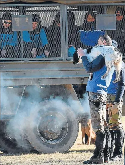  ?? PASCAL GUYOT / AFP ?? Gendarmes franceses se dirigen al lugar de la tragedia en los Alpes