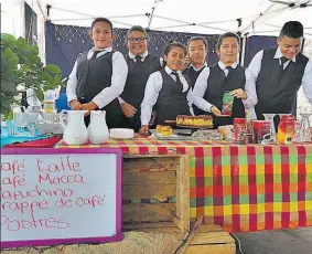  ??  ?? Demostraci­ón. Los estudiante­s ofrecieron a los asistentes diferentes bebidas calientes y frías que tuvieron como principal ingredient­e el café.