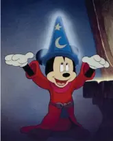  ??  ?? Apprendist­a stregone Topolino in un’immagine di “Fantasia” (1940)