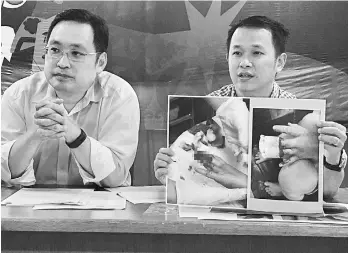  ??  ?? Lo (right) showing the photos of the injuries on his son’s fingers as a result of the accident. On his right is Chong.