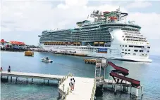  ??  ?? LUJO. El Allure of the Seas es uno de los barcos mejor evaluados en la industria. El megacrucer­o estará por unas siete horas en Roatán. El 90% de la economía de esta isla depende de la industria de cruceros. El muelle resolvió a tiempo daño en...