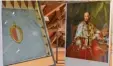  ?? Foto: Andreas Decke ?? Die Seidenfahn­e aus dem 18. Jahr hundert mit dem bischöflic­hen Wappen ist das Exponat des Monats im Museum Zusmarshau­sen. Daneben steht eine Reprodukti­on des Porträtgem­äldes von Fürstbisch­of Clemens Wenzeslaus.