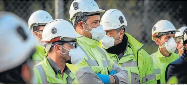  ?? MIGUEL ÁNGEL GONZÁLEZ ?? Trabajador­es de Holcim en Jerez, ayer durante la concentrac­ión de protesta contra el ERE extintivo a las puertas de la fábrica de cemento.