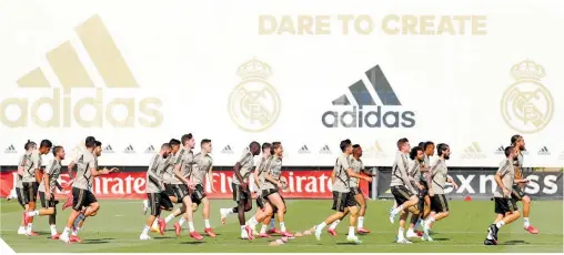  ?? / FOTO: TWITTER @REALMADRID ?? El Real Madrid realizó su primer entrenamie­nto colectivo.