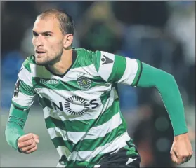  ?? FOTO: EFE ?? Bas Dost se cruzará con Messi, con quien luchó por ser el máximo goleador de Europa