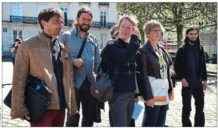  ??  ?? Cette réunion visait à reprendre le dialogue avec les zadistes, rompu après les expulsions et destructio­ns dans la ZAD.