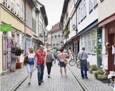  ?? Foto: imago/Schöning ?? Einzelhand­el beim Einkaufsbu­mmel wie hier in Erfurt bieten nur noch wenige Innenstädt­e.