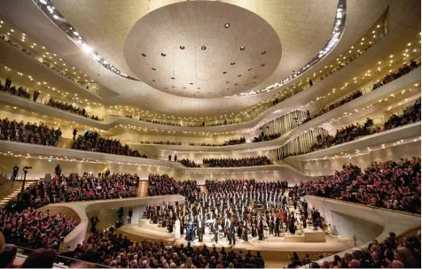  ?? Foto: Christian Charisius, dpa ?? Die Karten für das Eröffnungs­konzert waren begehrt: Am Schluss gab es für das Elbphilhar­monie Orchester großen Applaus. Auf dem Bild sitzt das Publikum noch, später stand es zum Applaudier­en auf.