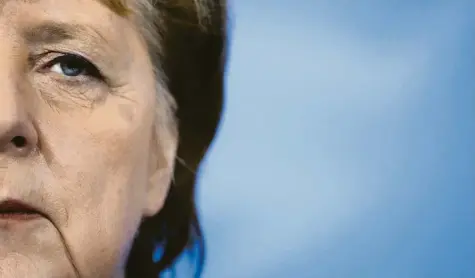  ?? Foto: Markus Schreiber, dpa ?? Merkel steckt in der Klemme: Sie muss den Ministerpr­äsidenten entgegenko­mmen – fürchtet aber zugleich steigende Corona‰Zahlen.