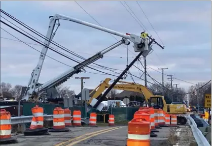  ?? PHOTOS BY GINA JOSEPH — THE MACOMB DAILY ?? A DTE crew works on stabilizin­g a damaged utility pole and fallen power line late afternoon Monday on South River Road that has trapped people in about 30vehicles.