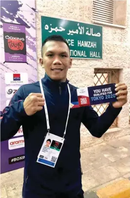  ??  ?? IBINIDA ni Marcial ang sertipiko ng pagpapatun­ay na kabilang siya sa ‘elite athletes’ na sasabak sa boxing event ng 2020 Tokyo Olympics.