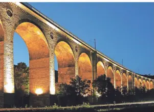  ?? FOTO: HANS JÜRGEN WESSELS/GEMEINDE ALTENBEKEN/DPA-TMN ?? Golden Gate von Altenbeken: Der Viadukt wird nachts angestrahl­t.