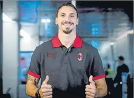  ?? FOTO: AP ?? Ibrahimovi­c, sonriente
Firma contrato hasta junio de 2021