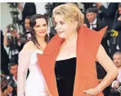  ?? FOTO: DPA ?? Die französisc­hen Schauspiel­erinnen Juliette Binoche (l.) und Catherine Deneuve vor der Premiere des Films „La vérité (The Truth)“in Venedig.