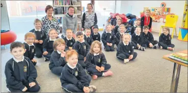  ?? (Pic: Marian Roche) ?? LITTLE BOOKWORMS - The Junior Infant class from Bunscoil who visited the library in Mitchelsto­wn on Tuesday morning with their teachers, Pádraig Wallace and Mary O’Dea. Also pictured are library staff Eileen O’Sullivan (far left) and Brenda McCarthy (far right).