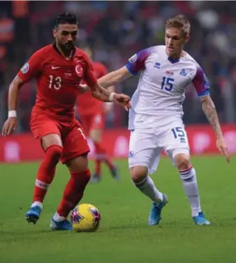  ?? FOTO PHOTO NEWS ?? Arnor Sigurdsson (r), hier in actie tegen Turkije, is met een marktwaard­e van zes miljoen euro de duurste speler in de IJslandse selectie.