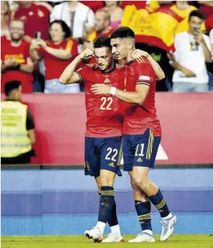  ?? SEFUTBOL ?? Sarabia logró el gol de la tranquilid­ad después de pase de Ferran //