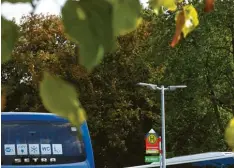  ?? Foto: Alexander Kaya ?? Aus dem trostlosen Parkplatz im Nordosten der Stadt Ulm ist eine vernünftig beleuch tete Haltestell­e geworden. Doch noch immer gibt es am Fernbusbah­nhof in Böfingen Probleme.